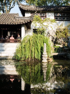 Suzhou, Çin - 30 Ekim 2017: Suzhou 'nun ünlü klasik bahçelerinden biri olan Lingering Garden' da akşam yemeği