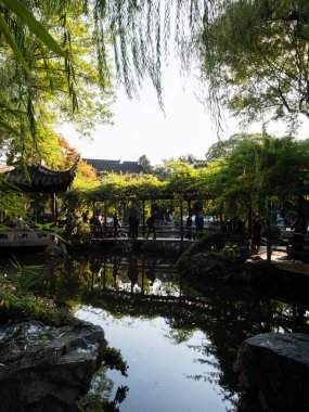Suzhou, Çin - 30 Ekim 2017: Suzhou 'nun ünlü klasik bahçelerinden biri olan Lingering Garden' da akşam yemeği