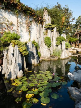 Suzhou, Çin - 30 Ekim 2017: Suzhou 'nun ünlü klasik bahçelerinden biri olan Lingering Garden' da akşam yemeği