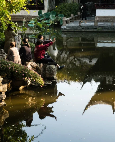 Suzhou China Oktober 2017 Besucher Fotografieren Lingering Garden Einem Der — Stockfoto