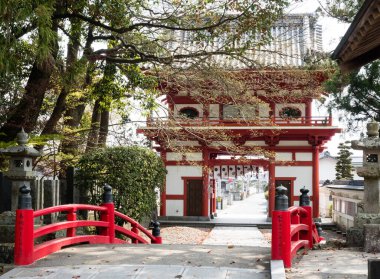 Naruto, Japonya - 2 Nisan 2018: Shikoku hacındaki 3 numaralı tapınak Konsenji 'nin girişi
