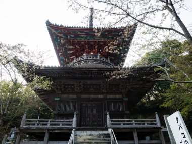 Tokushima, Japonya - 2 Nisan 2018 Kumadaniji 'de bahar mevsimi, Shikoku hac yolculuğunun 8 numaralı tapınağı