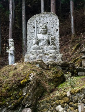 Shosanji yakınlarındaki ormanda Fudo Myo-o heykeli, Shikoku hac ibadetinin 12. tapınağı - Tokushima vilayeti, Japonya