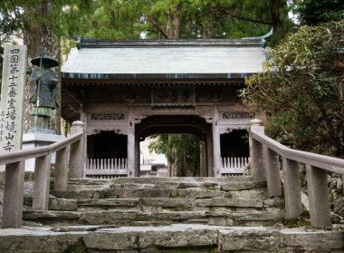 Tokushima, Japonya - 3 Nisan 2018 Shikoku haccının 12 numaralı tapınağı Shosanji 'ye giriş