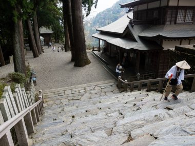 Tokushima, Japonya - 3 Nisan 2018 Shikoku haccının 12 numaralı tapınağı Shosanji 'nin merdivenlerini tırmanan Budist hacı