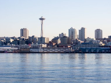 Seattle, WA, ABD - 1 Nisan 2016: Gün batımında Seattle kıyısı manzarası