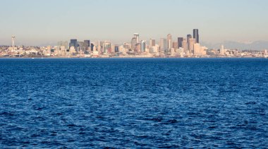 Gün batımında denizden Seattle rıhtımı manzarası