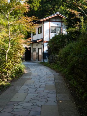 Minamiaso, Japonya - 6 Kasım 2016: Aso-Kuju Ulusal Parkı 'ndaki Shirakawa Springs' e giden yol