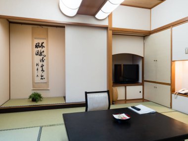 Suwa, Japonya - 21 Ekim 2017: Aburaya Ryokan 'da Tatami döşeli geleneksel Japon tarzı oda