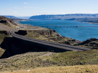 Columbia nehri ve I-90 Vantage köprüsü, Washintong eyaletinde Wild Horse bakış açısından görülüyor.