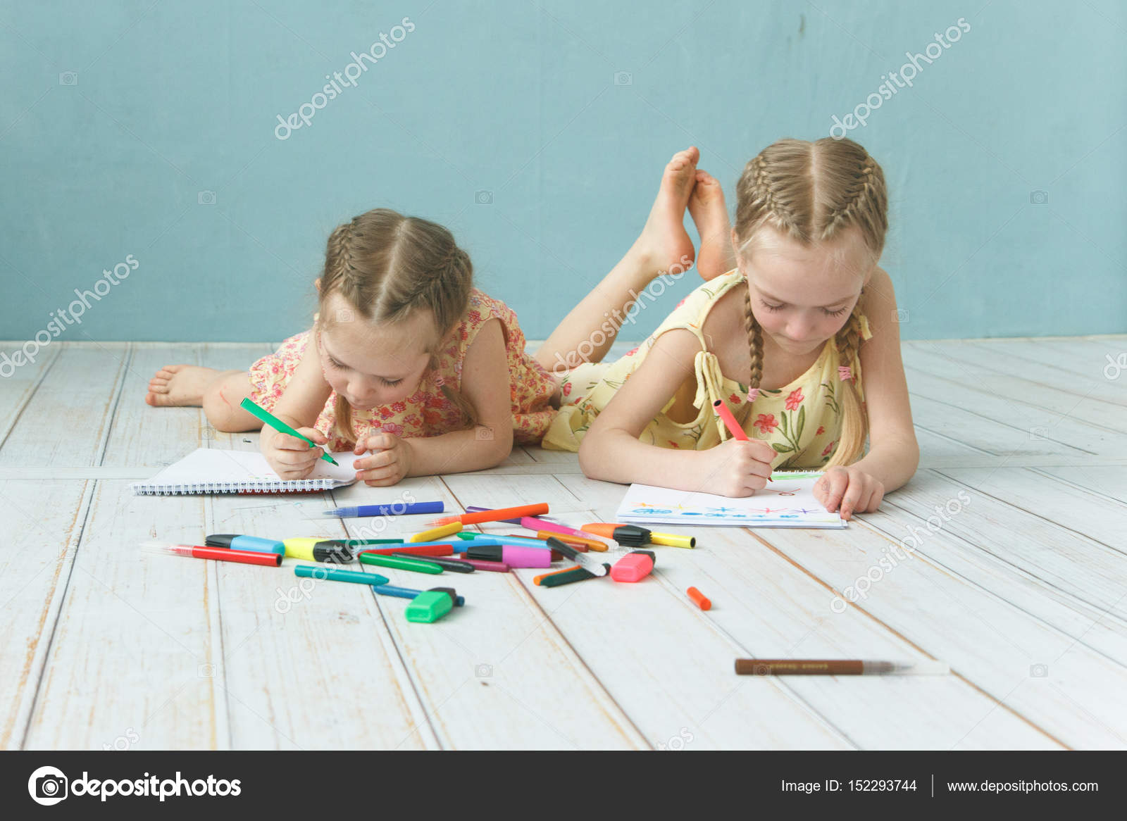 Due piccole ragazze sorelle con entusiasmo disegno con le matite colorate — Foto di kate ptz