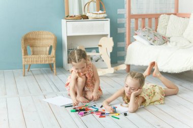 İki kız kardeş çizim