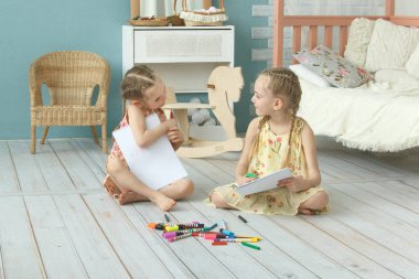 İki kız kardeş çizim