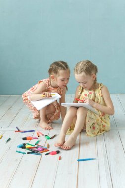 İki kız kardeş çizim