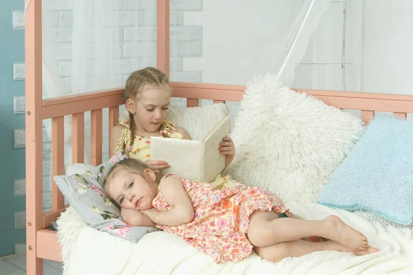 Older Sister Reading Book Her Younger Sister — Stock Photo, Image