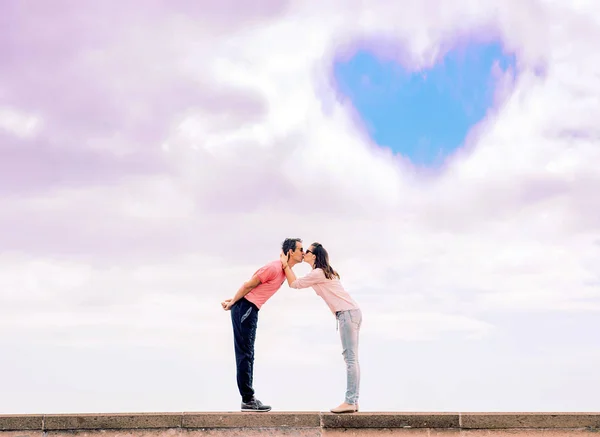 ロマンチックなカップルの愛のシンボルをキスの肖像画 — ストック写真