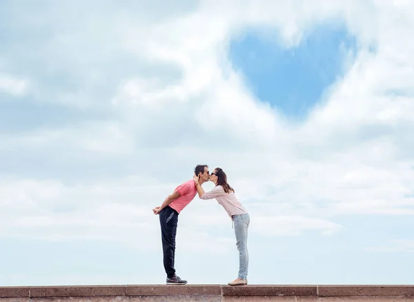 陽気なカップルのキス - 雲の記号 — ストック写真