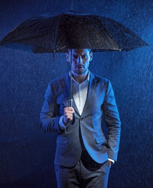 Fırtına altında yakışıklı bir adam portresi