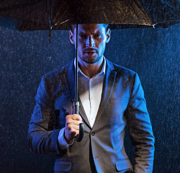 落ち込んでいる男と雨の天気予報 — ストック写真