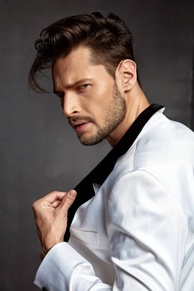 Bir esmer genç model giyen beyaz portre ceket