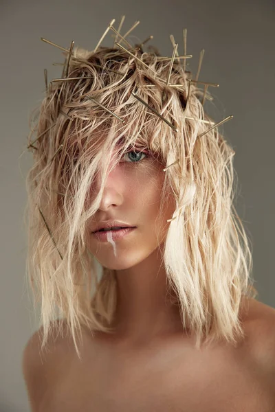 Pojęciowy portret blondynka z mnóstwem spinki do włosów — Zdjęcie stockowe