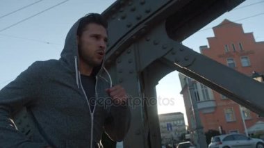 Kentsel ortamda çalışan yetenekli boksör