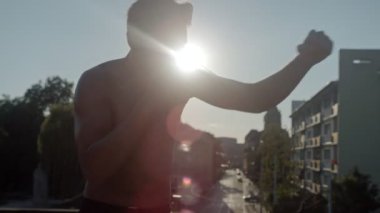 Yetenekli adam gölge-boks pratik