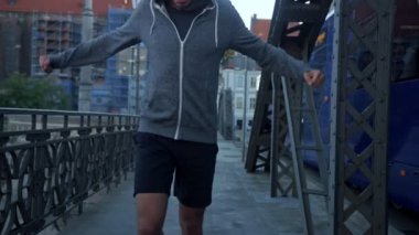 Kentsel ortamda çalışan yetenekli boksör