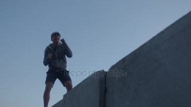 Yetenekli adam gölge-boks pratik