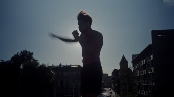 Begabter Typ übt sich im Schattenboxen — Stockvideo