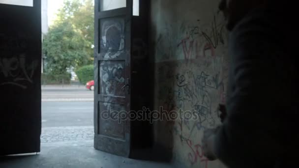 Boxeur talentueux courir dans les environs urbains — Video