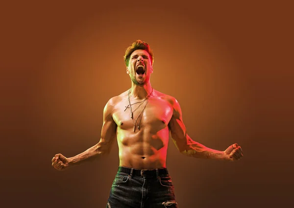 Portret van een schreeuwende, sterke man - macht-concept — Stockfoto