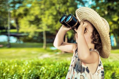 Vintage bir dürbünle etrafa mutlu çocuk