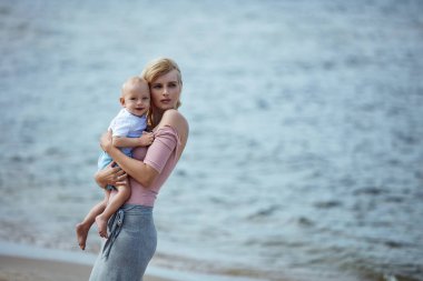 Genç güzel anne sevgili, küçük oğlu sarılma