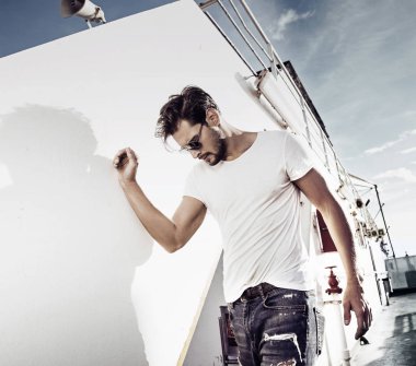 Yakışıklı adam gemide poz