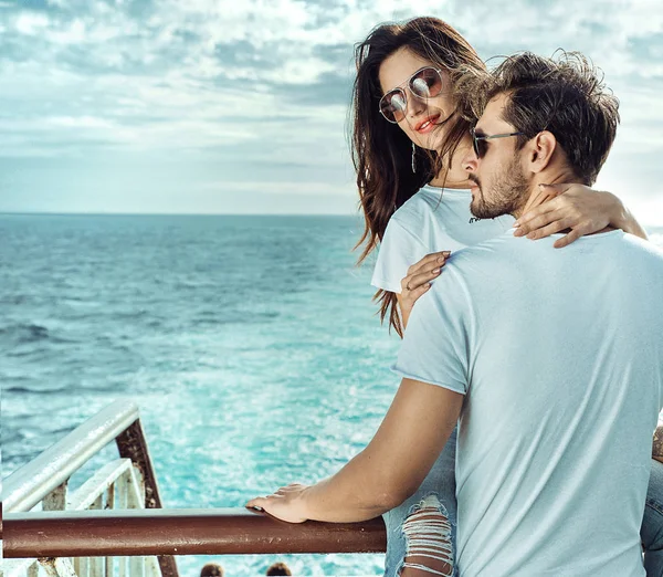 Cuplu vesel relaxare pe barca — Fotografie, imagine de stoc