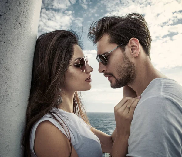 Closeup portrait of an attractive couple — Stock Photo, Image