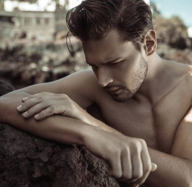 Yakışıklı, kaslı adam deniz poz