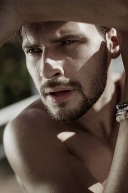 Yakışıklı, kaslı adam deniz poz