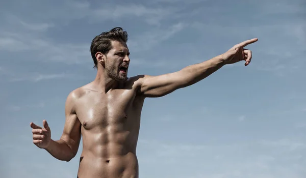 Hombre Guapo Musculoso Posando Playa — Foto de Stock