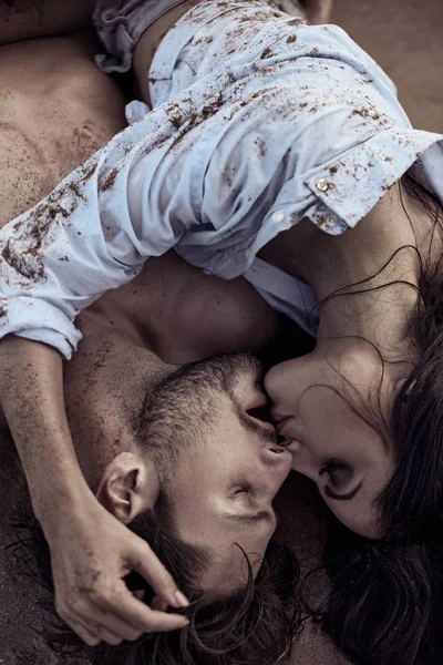 Sensual, romântico casal beijando em uma praia tropical — Fotografia de Stock