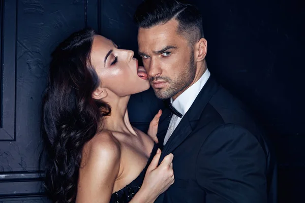 Yakışıklı, şık sevgilisi yalama şehvetli genç kadın