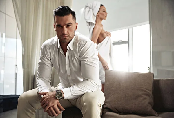 Lüks daire rahat genç Çift