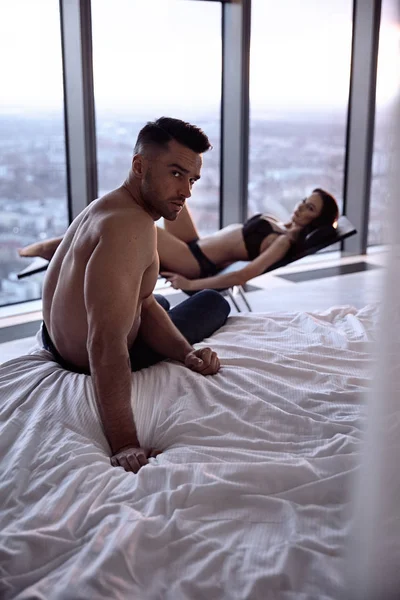 Portait de una sensual pareja relajándose en un lujoso apartamento —  Fotos de Stock
