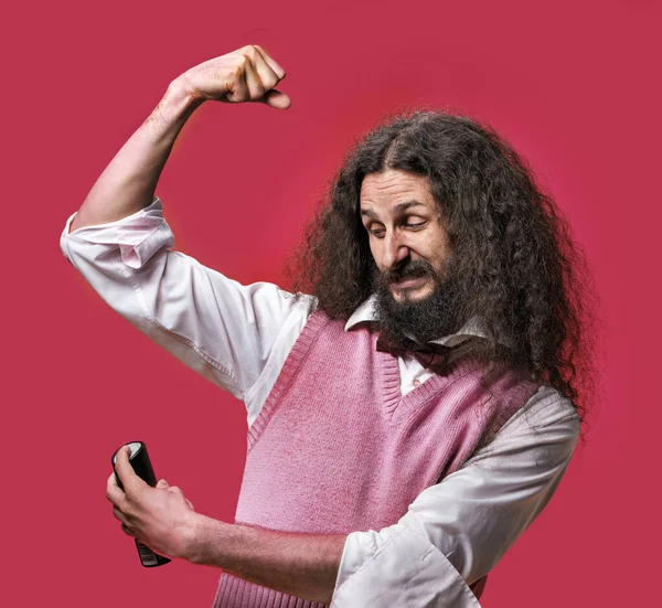 Eccentric man splashing deodorant on a shirt — Stock Photo, Image