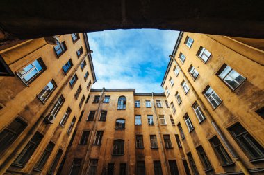 Eski avlu ve binalarda Merkezi St Petersburg, Rusya Federasyonu 