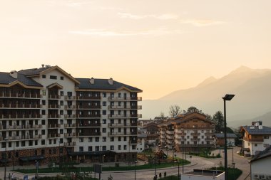 Gün batımında mountains otelleri