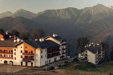 Gün batımında mountains otelleri