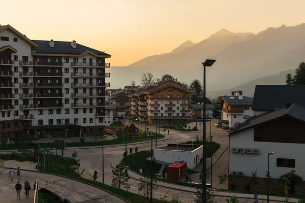 Hotele w górach na zachodzie słońca — Zdjęcie stockowe