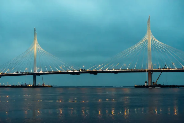 A nova ponte através do Neva em São Petersburgo — Fotografia de Stock